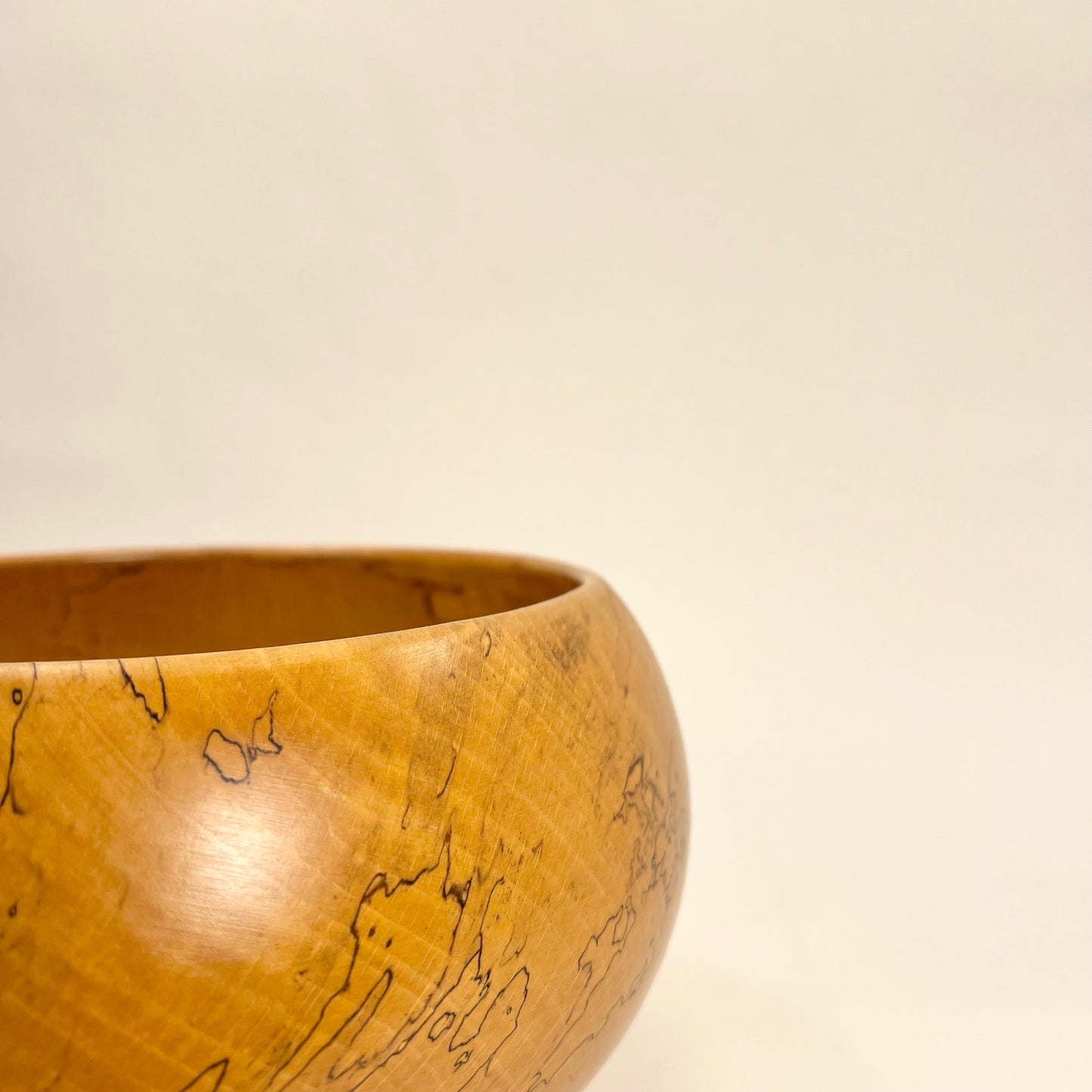 Bowl in wood by Gösta Israelsson