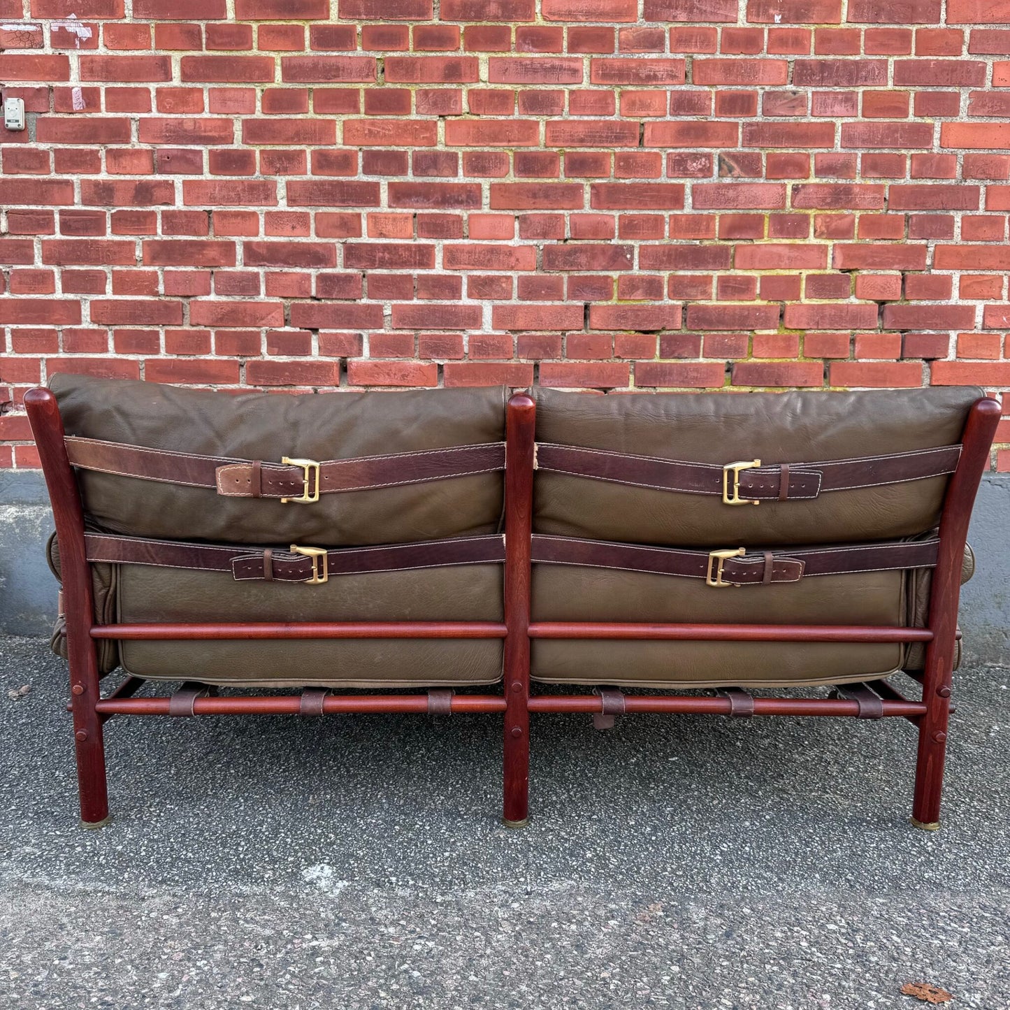 The 2-seat sofa “Kontiki” by Arne Norell