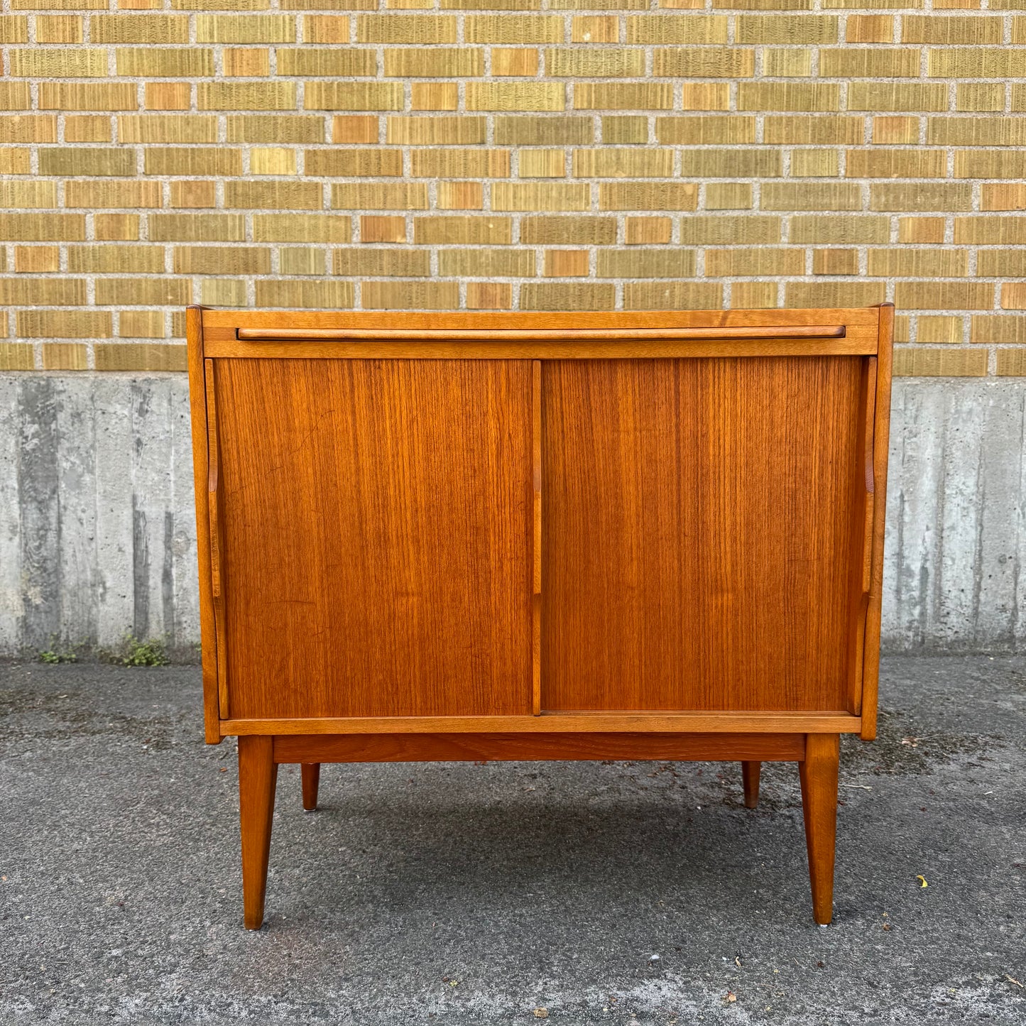 Nätt sideboard i valnöt