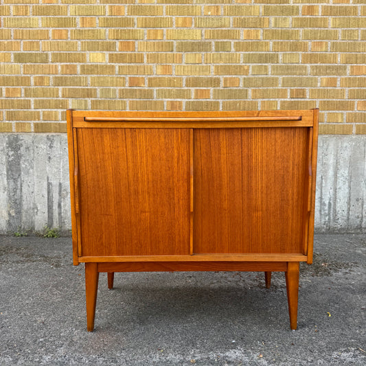 Nätt sideboard i valnöt