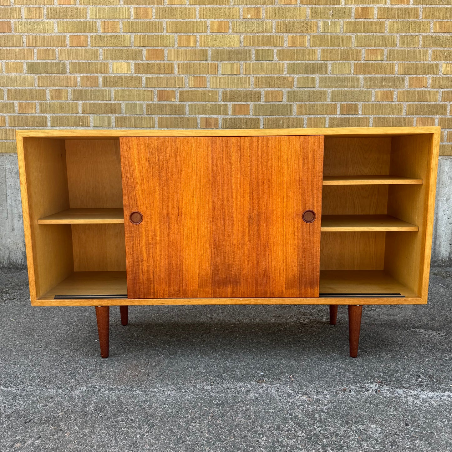Nätt sideboard i serien ”öresund” av Børge Mogensen för Karl Andersson & Söner