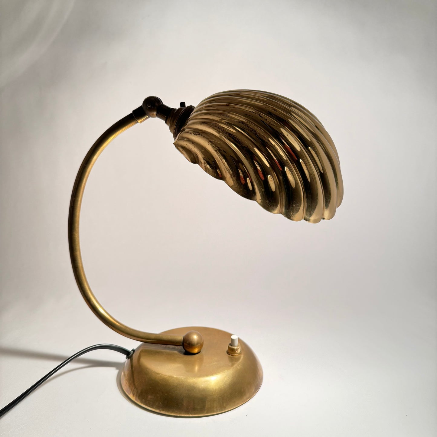 Clam shell table/wall lamp in brass