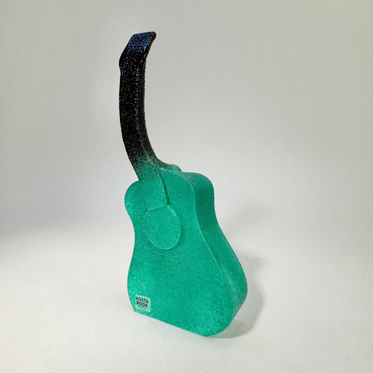 Konstglass ”the band guitar” av Kjell Engman för Kosta Boda