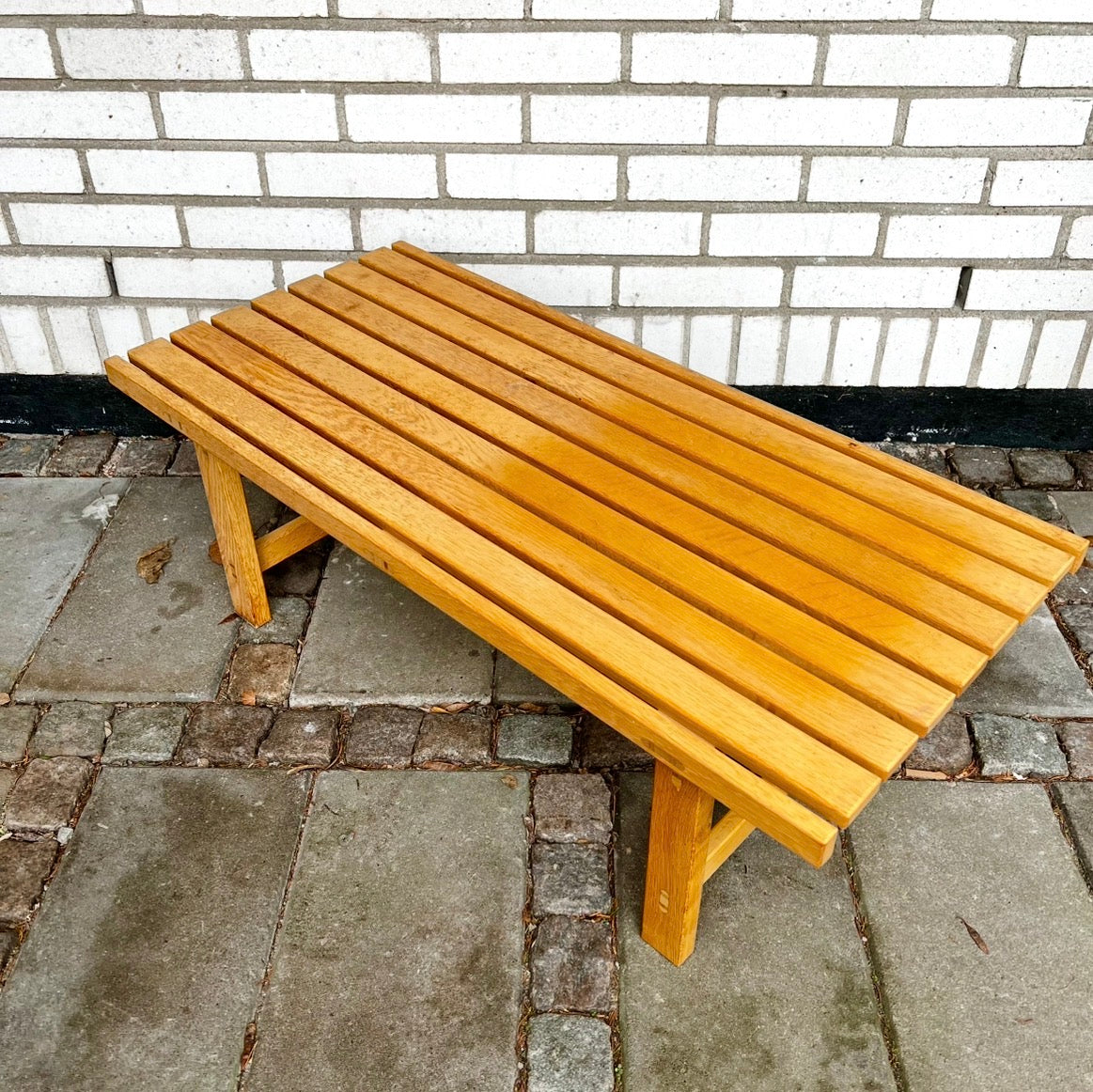 Bänk av Hugo Svensson för Troeds Bjärnum