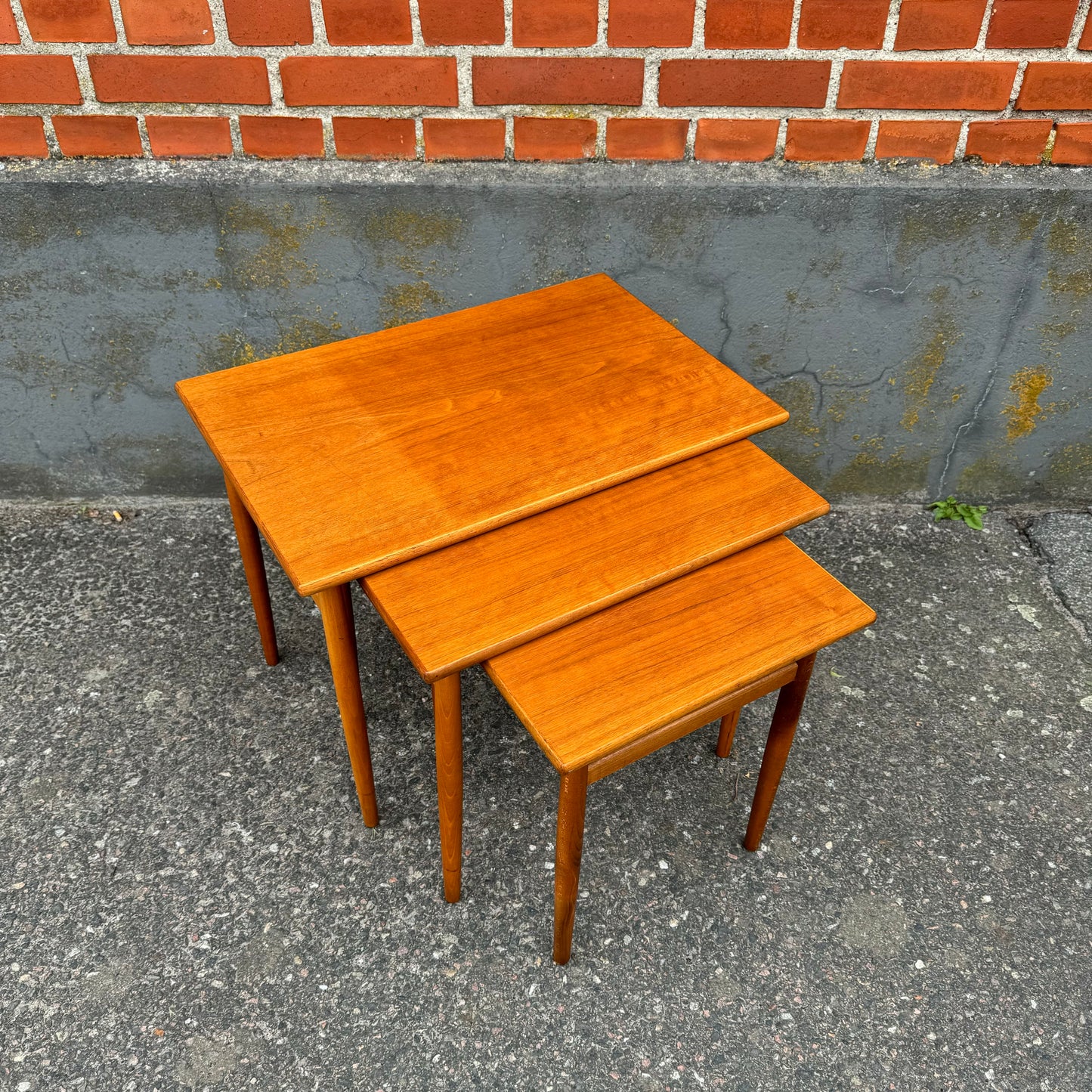 Nest of tables in teak and beech