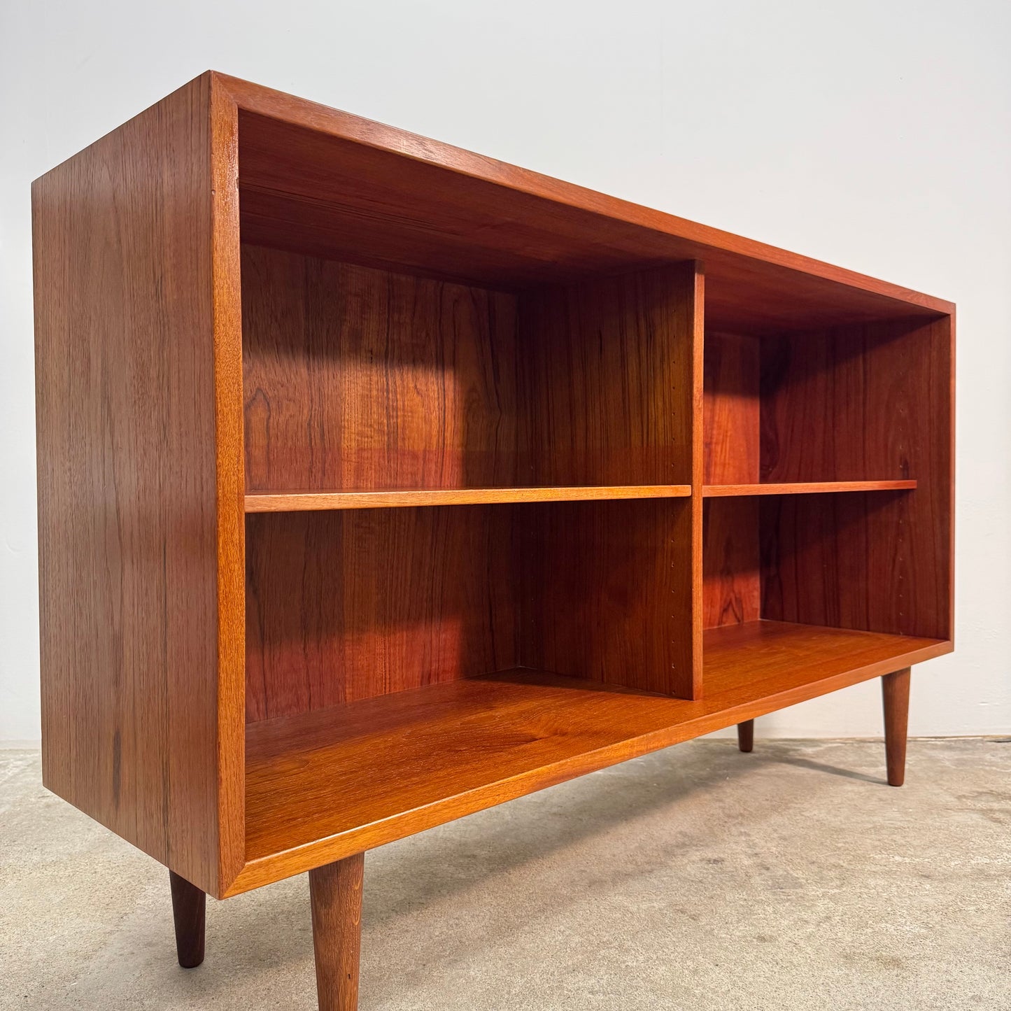 Bokhylla i serien Öresund av Børge Mogensen för Karl Andersson & Söner