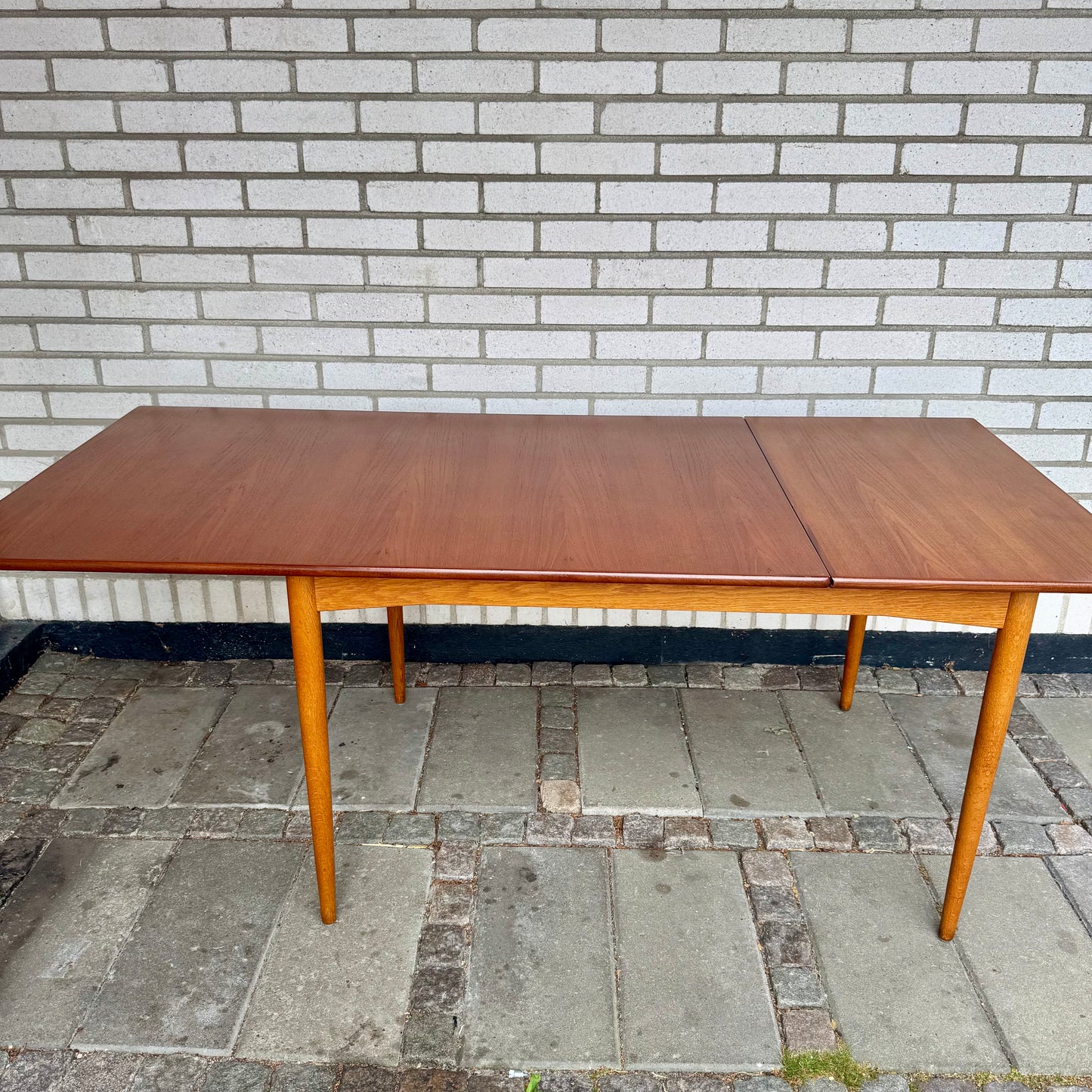 Matbord i ek och teak med dold inläggsskiva