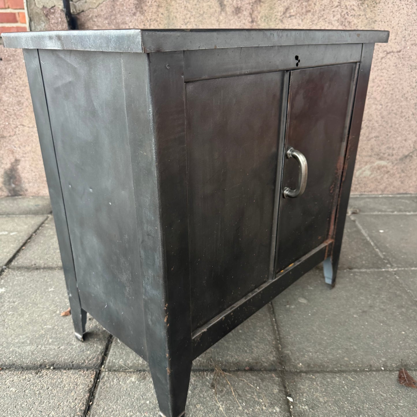 Restaurerat skåp i metall