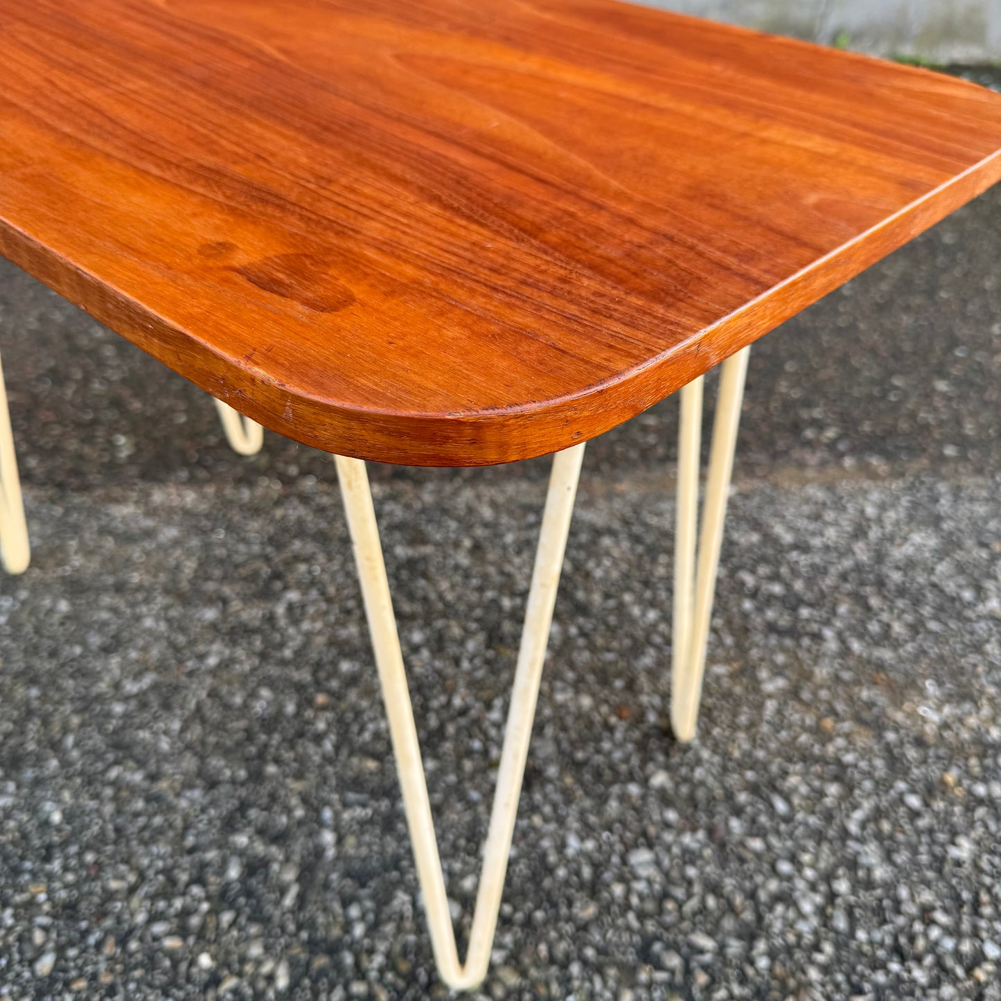 Nätt bord i teak med stålben