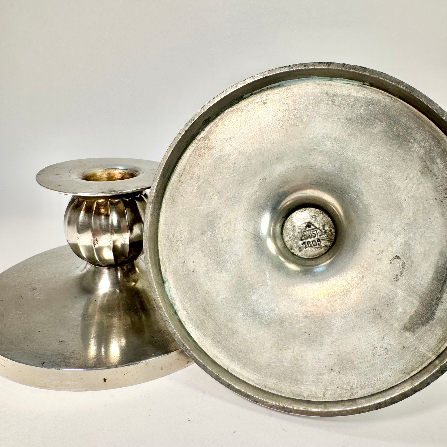 Par med ljusstakar av Just Andersen