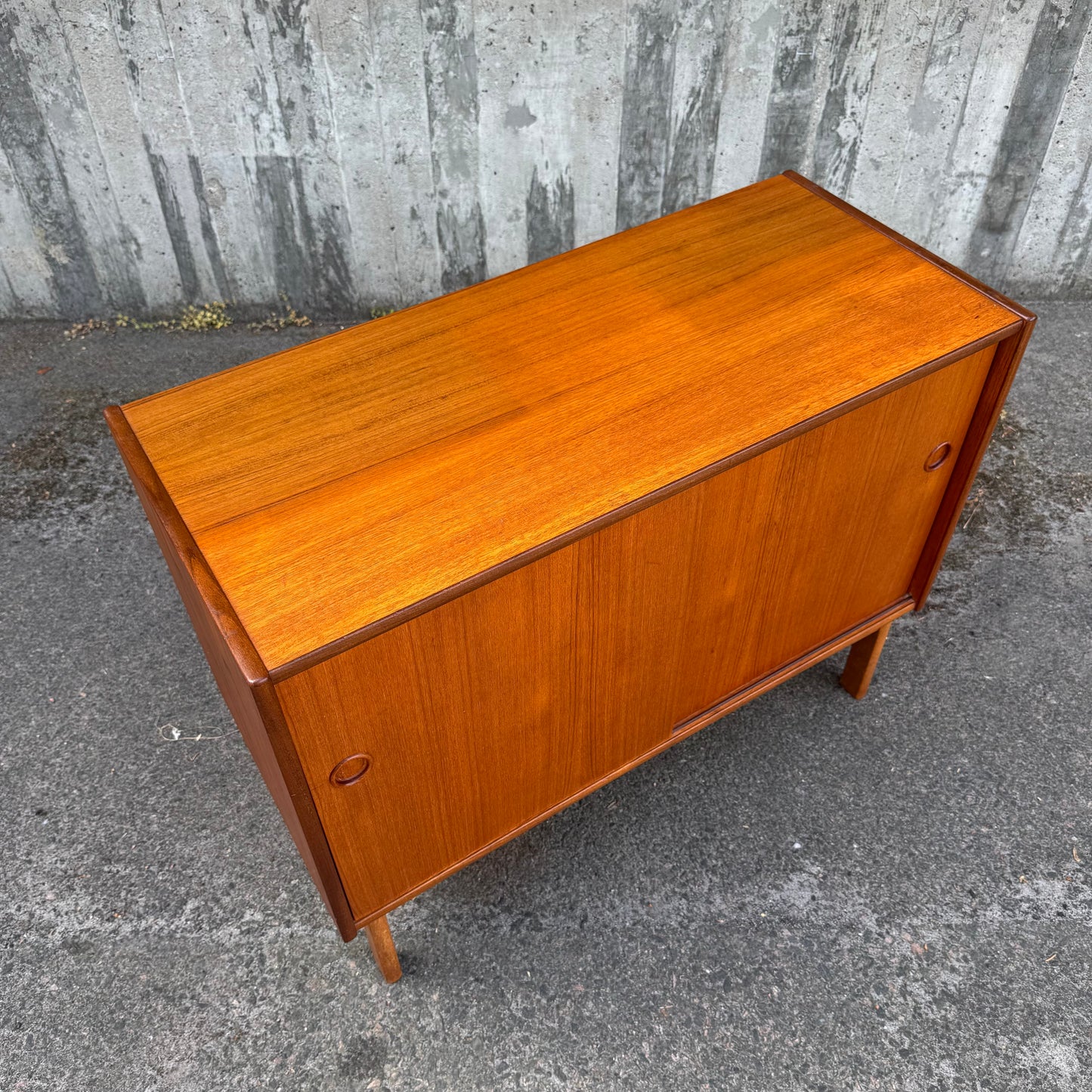 Nätt sideboard i teak med skjutdörrar