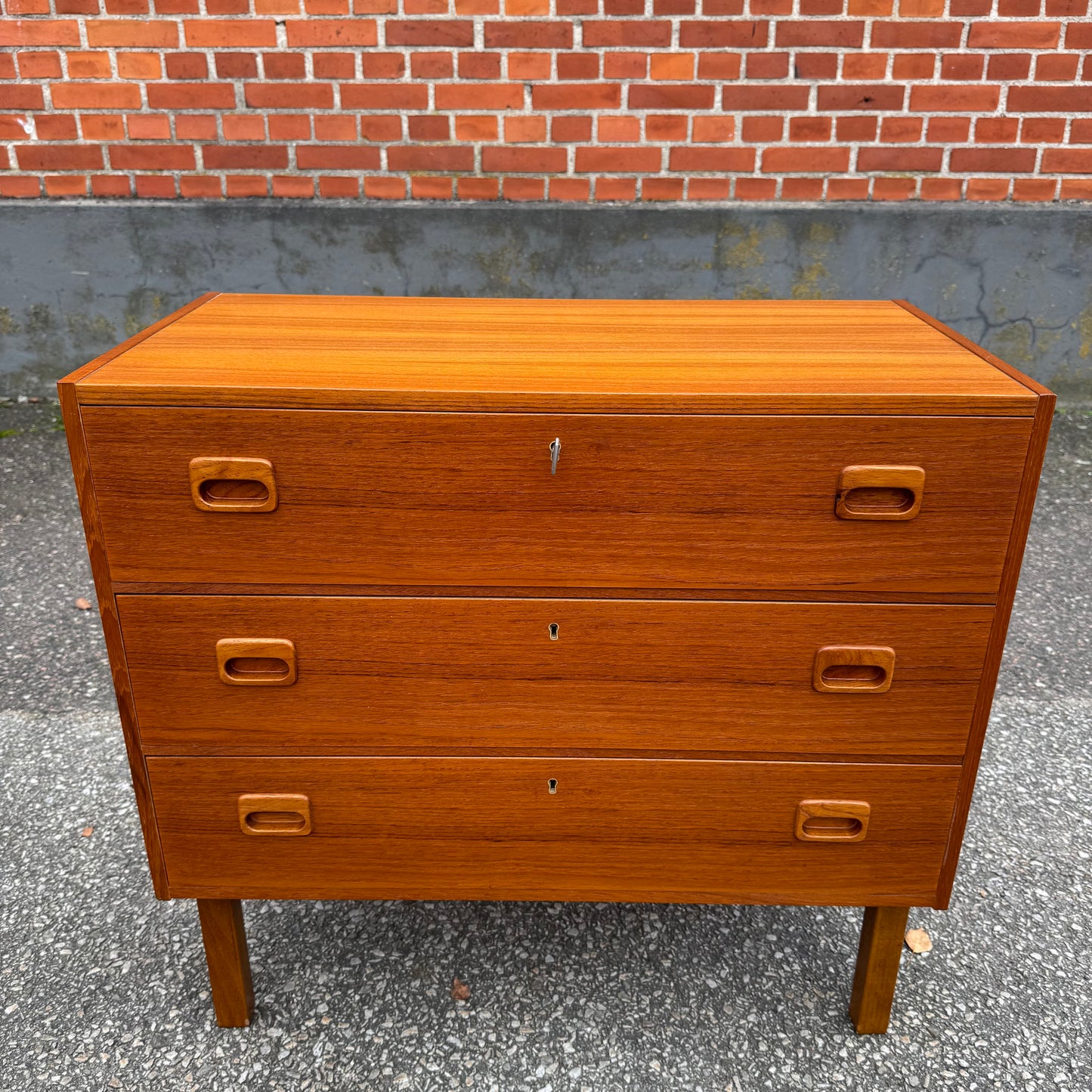 Teakbyrå med nyckel