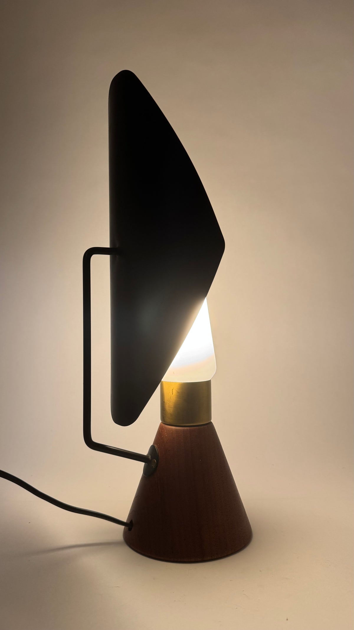 Bordslampa av Svend Aage Holm Sørensen för ASEA