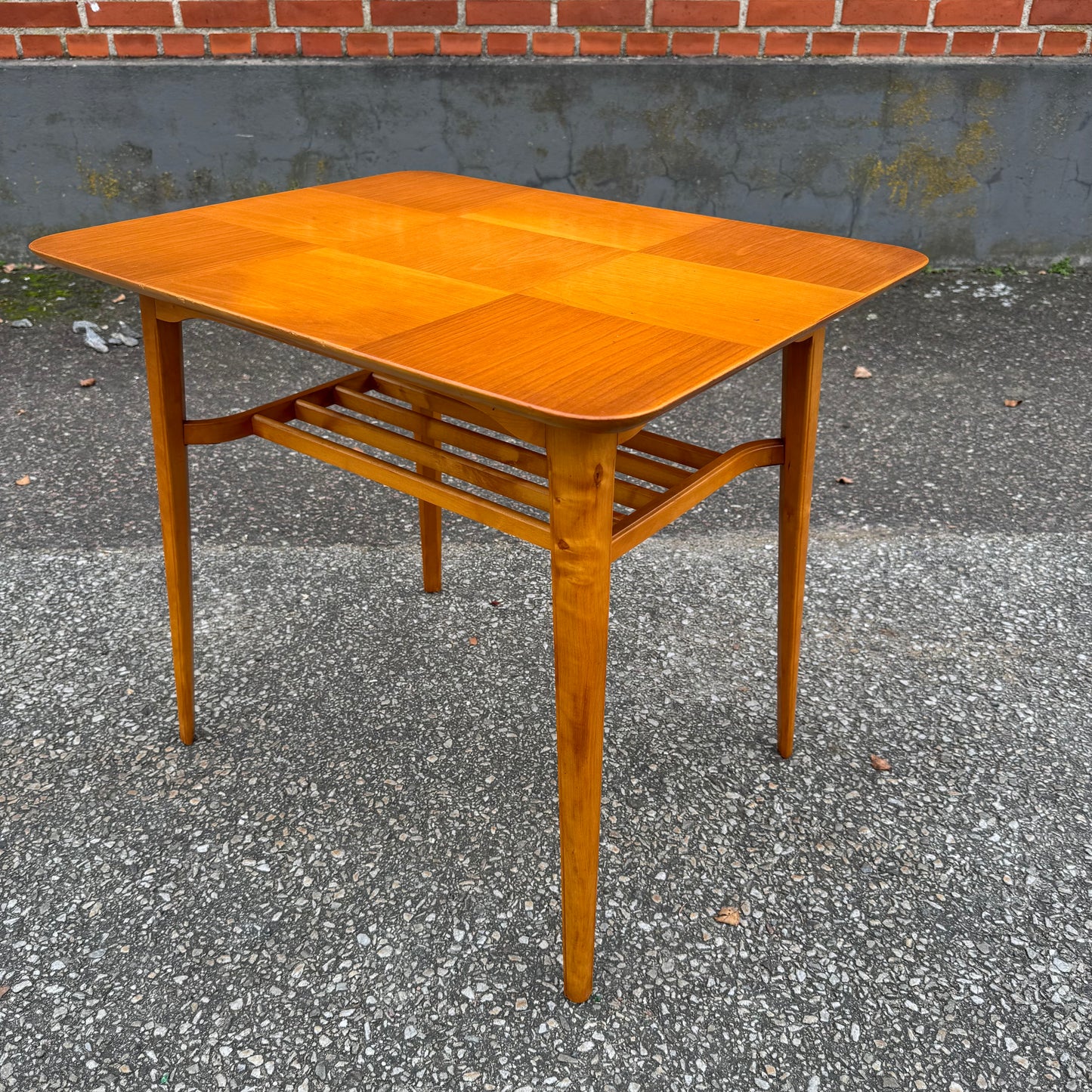 50-tals bord i alm med hyllplan