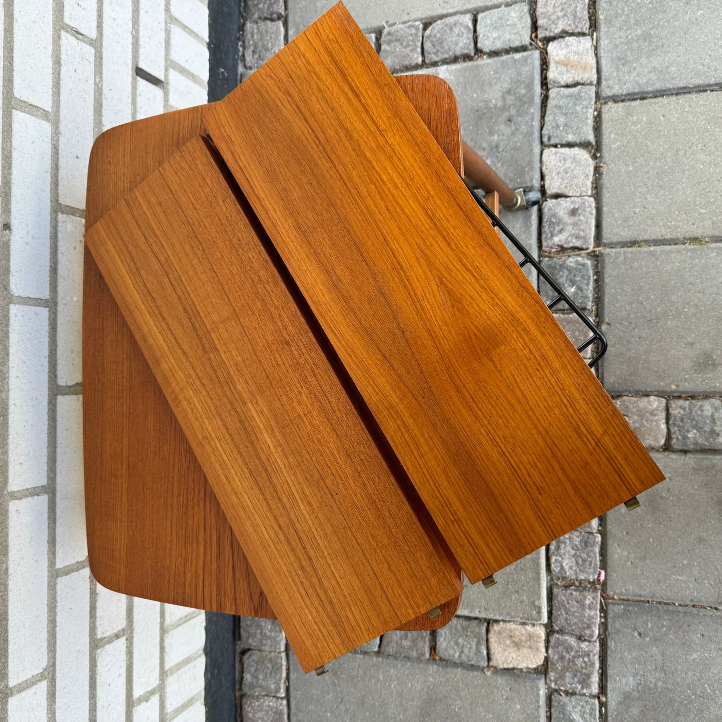 String shelf in teak