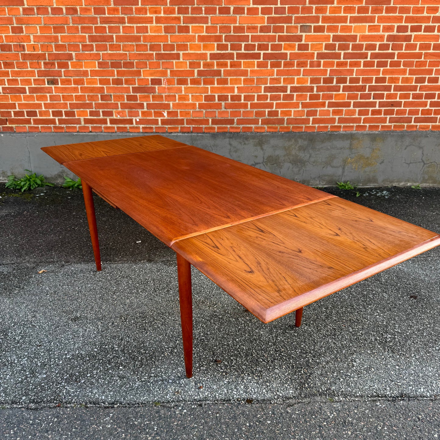 Danskt matbord med två utdragsskivor