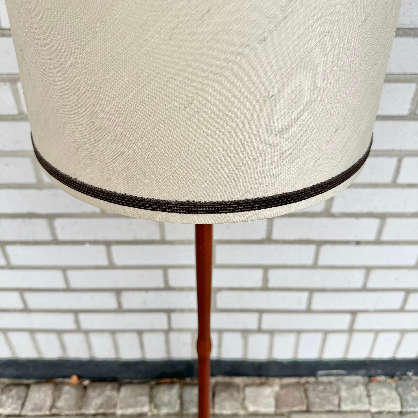 Floor lamp in teak