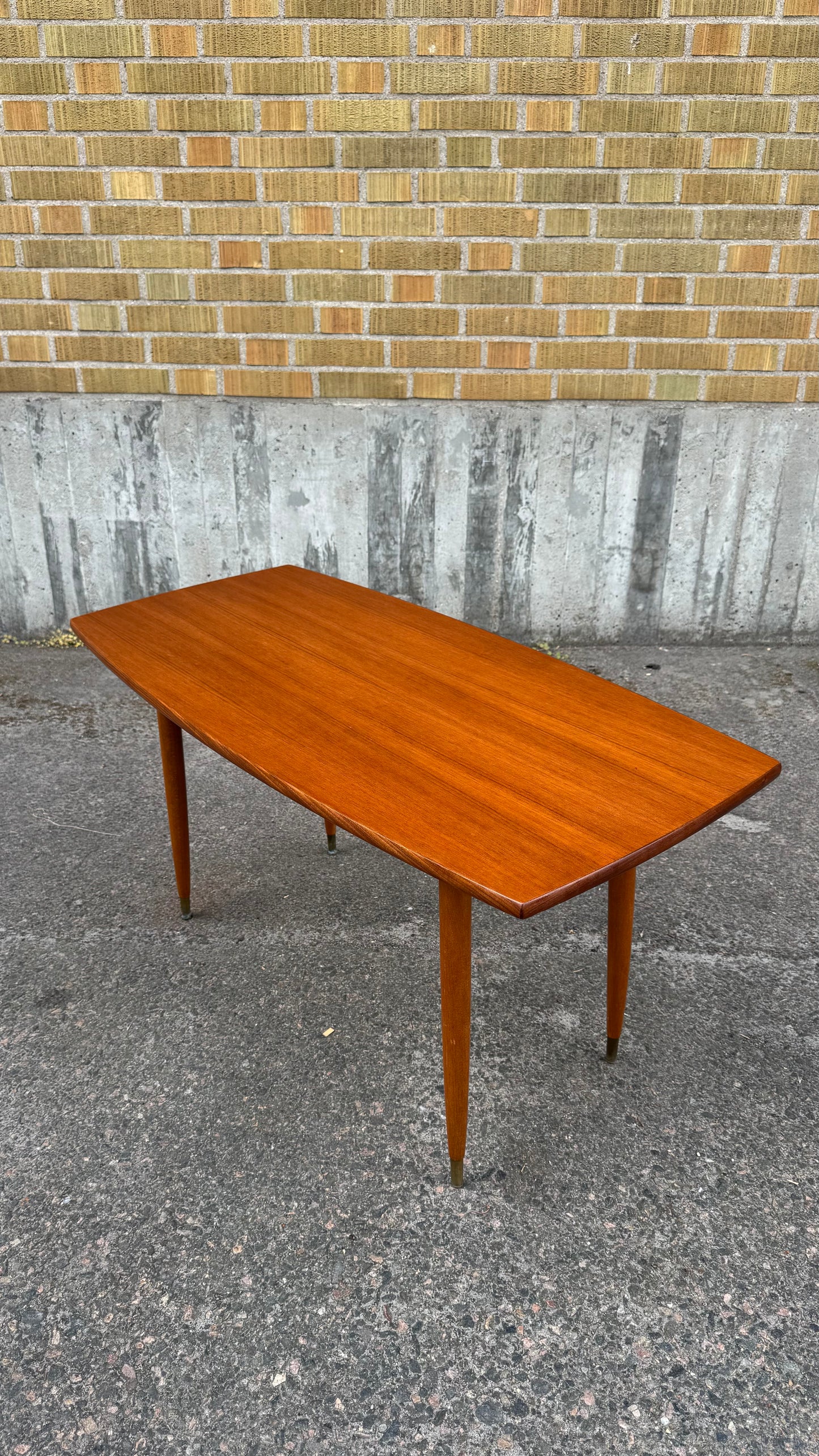 Nätt sidobord i teak