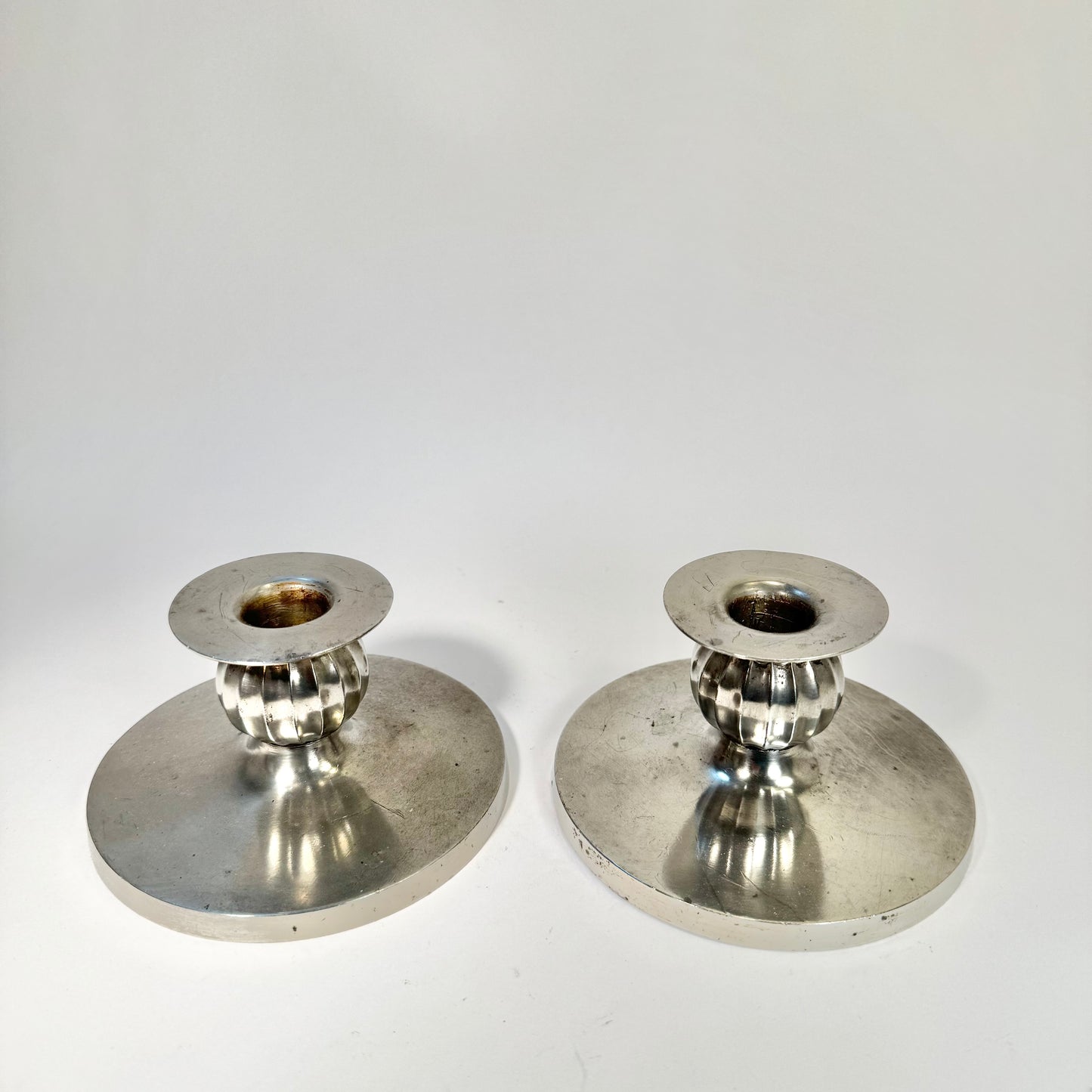 Par med ljusstakar av Just Andersen