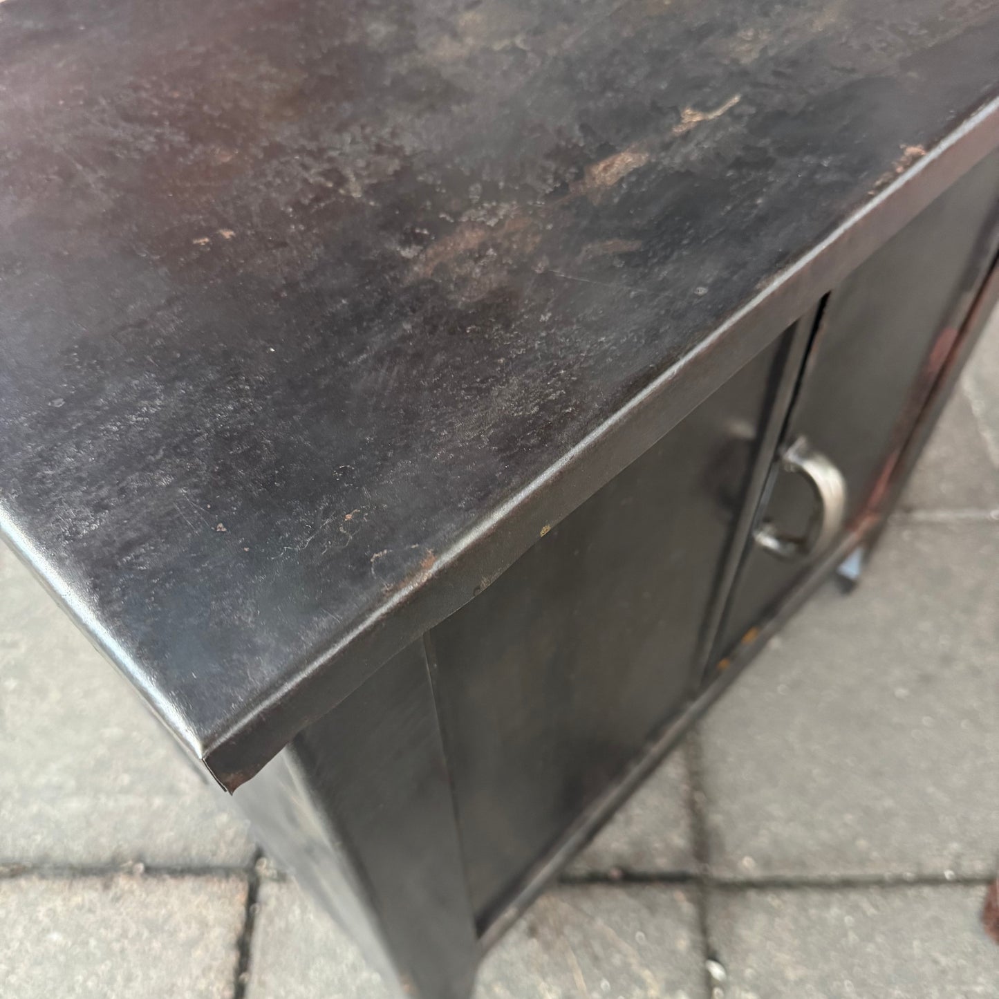 Restaurerat skåp i metall