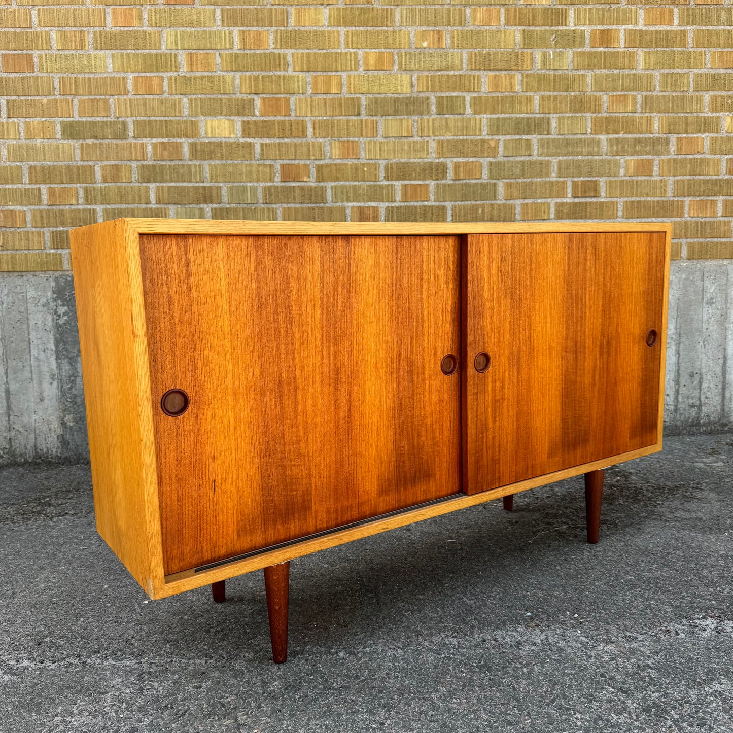 Nätt sideboard i serien ”öresund” av Børge Mogensen för Karl Andersson & Söner
