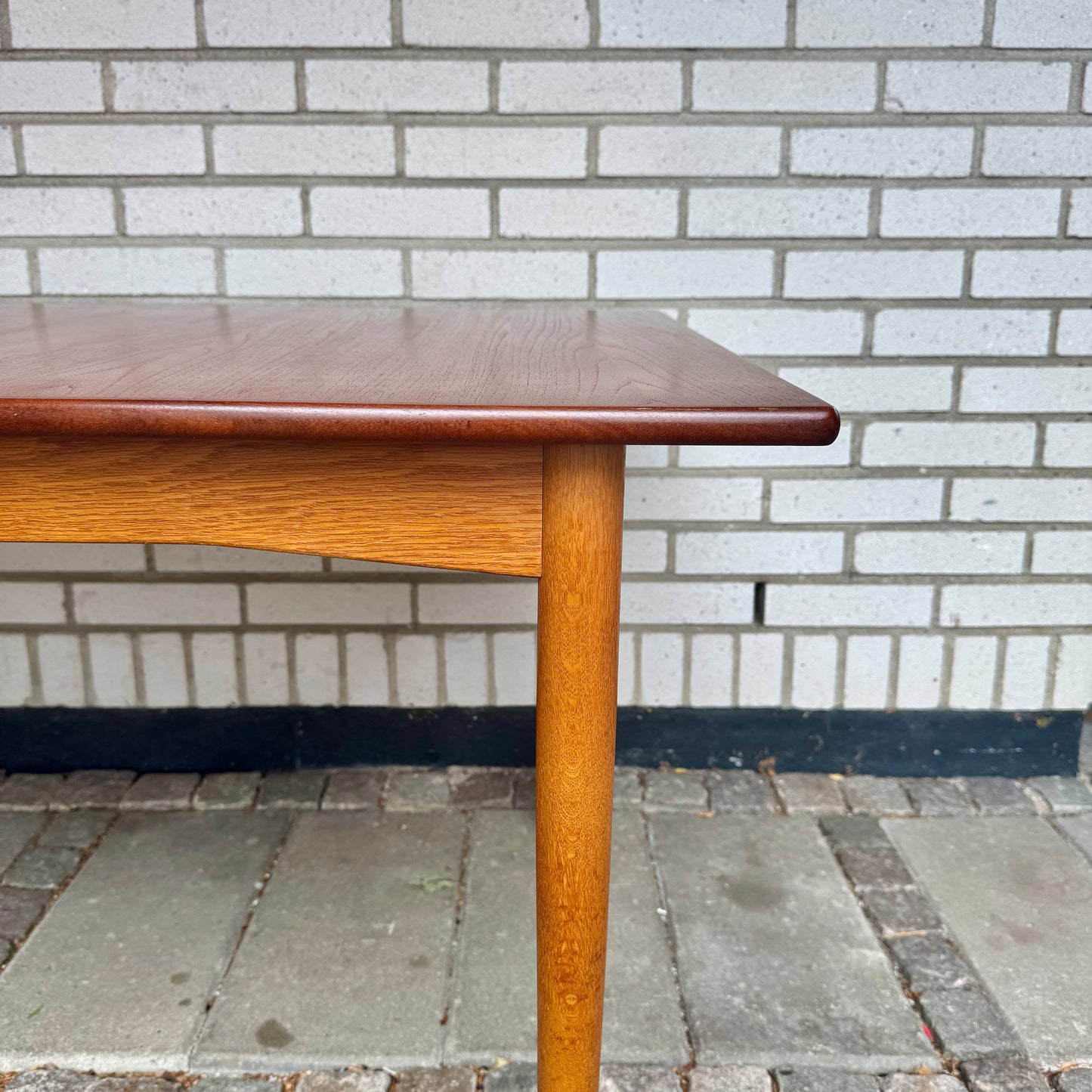 Matbord i ek och teak med dold inläggsskiva