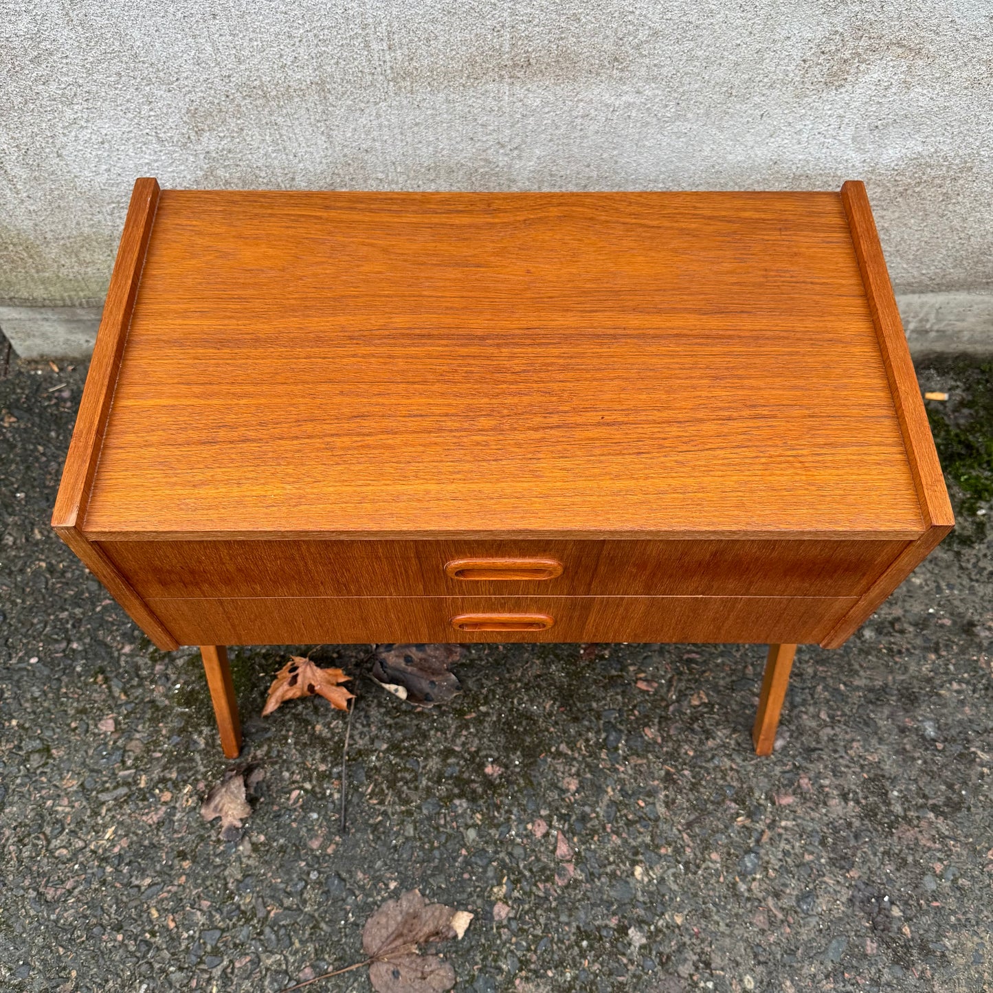 Byrå med två lådor