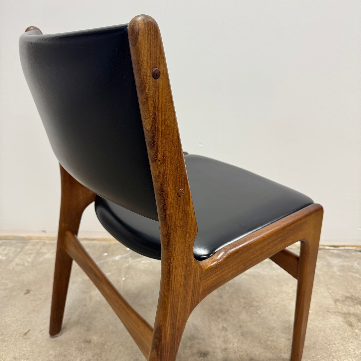 Set med 6st matstolar, modell 89 av Eric Buch