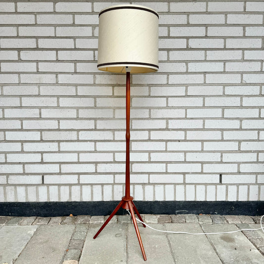 Floor lamp in teak