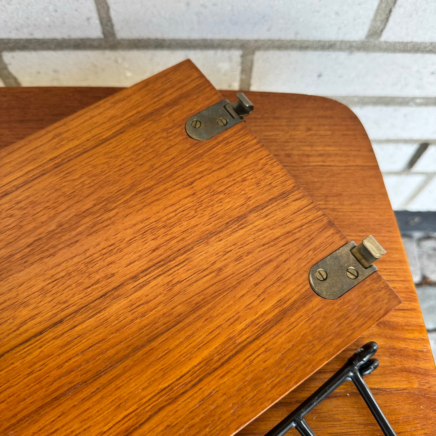 String shelf in teak