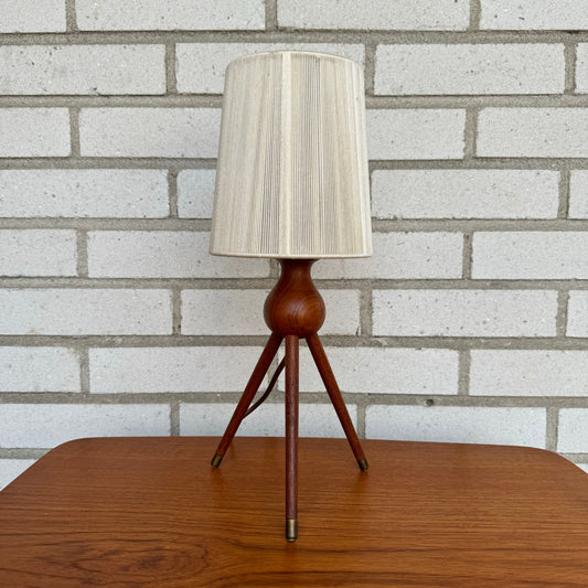 Tripod lamp in teak