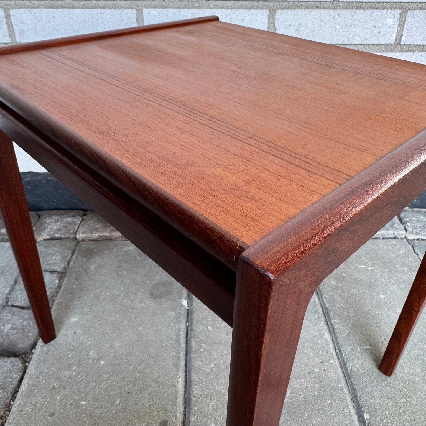 Nätt sidobord i teak