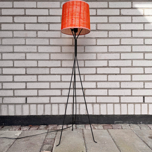 Tripod floor lamp