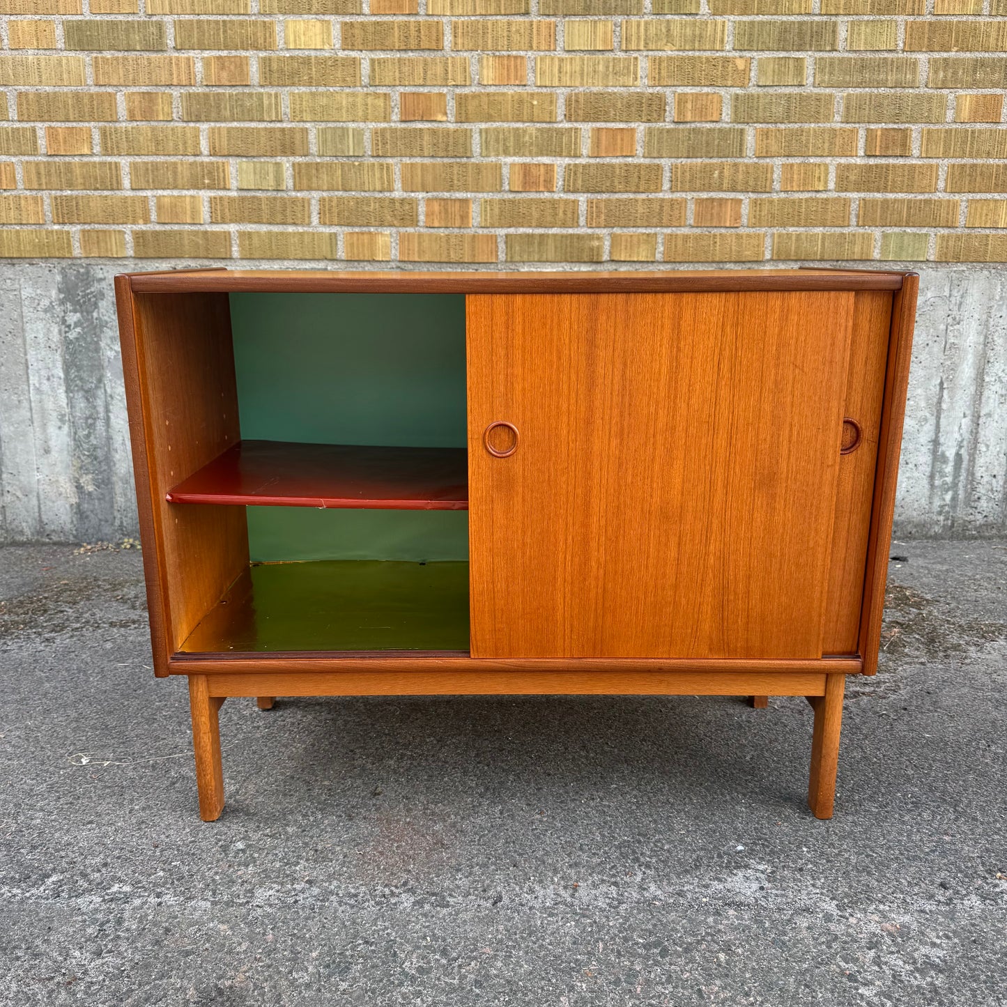 Nätt sideboard i teak med skjutdörrar