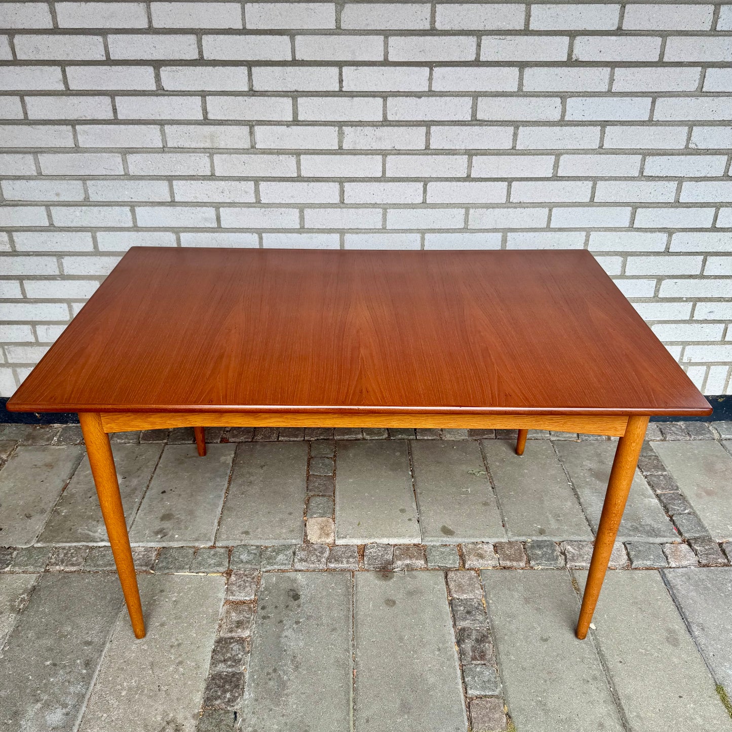 Matbord i ek och teak med dold inläggsskiva