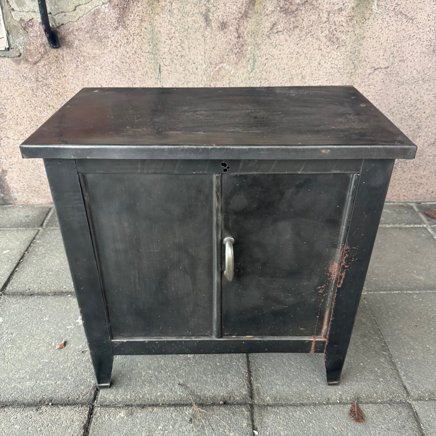 Restaurerat skåp i metall