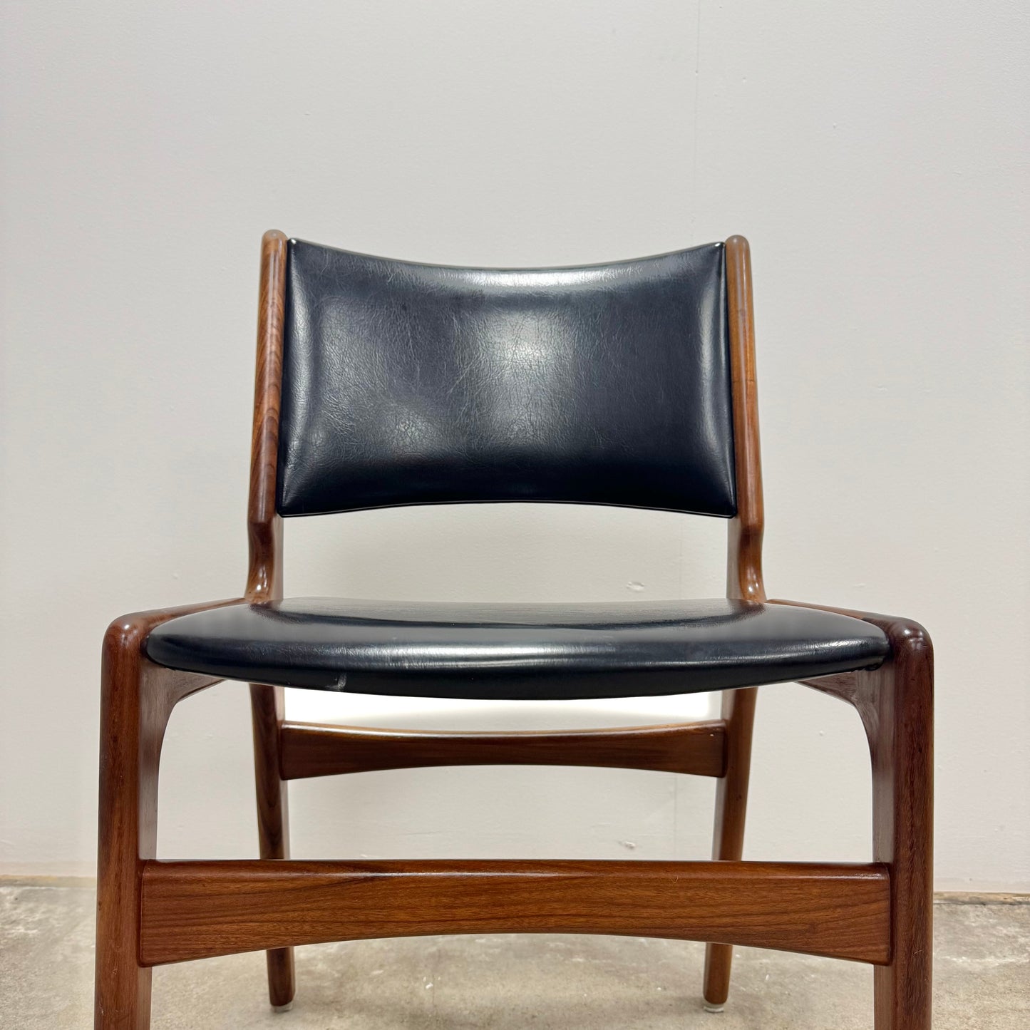 Set med 6st matstolar, modell 89 av Eric Buch