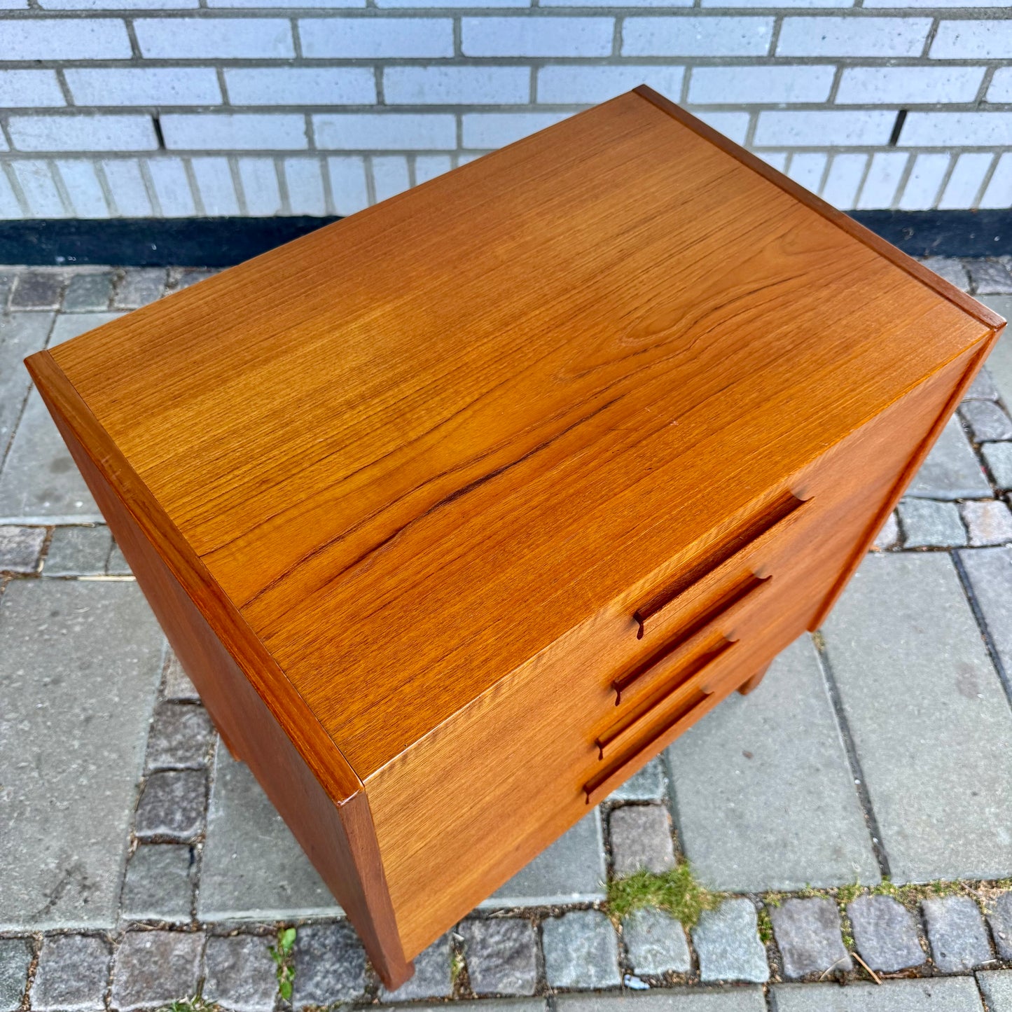 Byrå i teak ”Domi Monté” av Nils Jonsson för Troeds