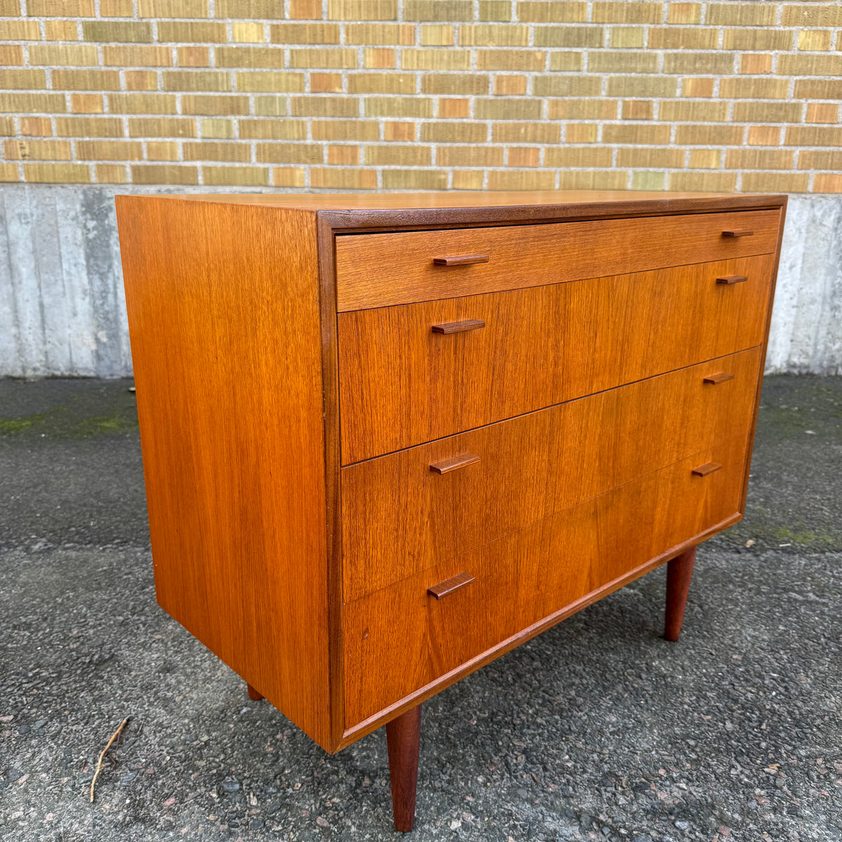 Byrå i teak
