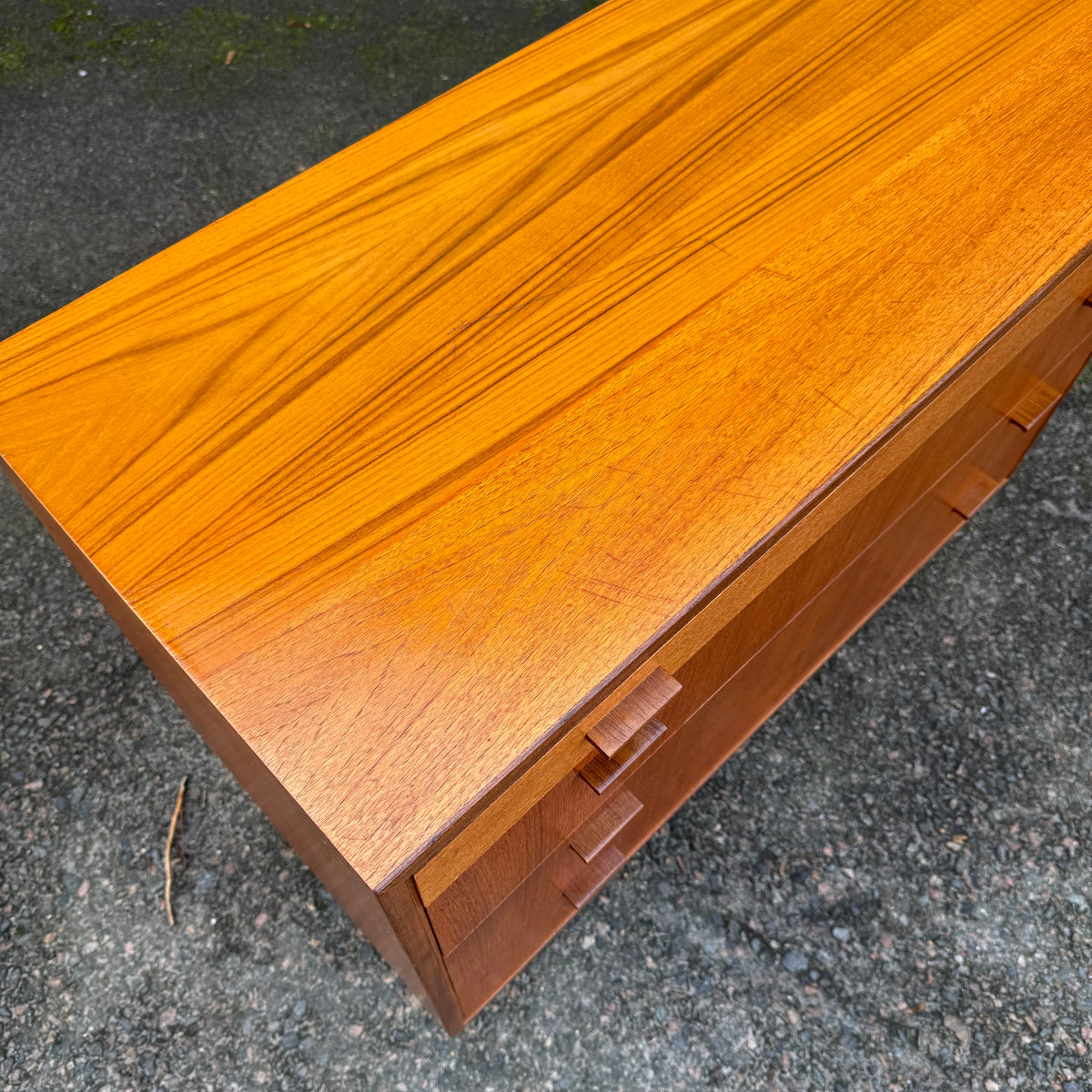 Byrå i teak