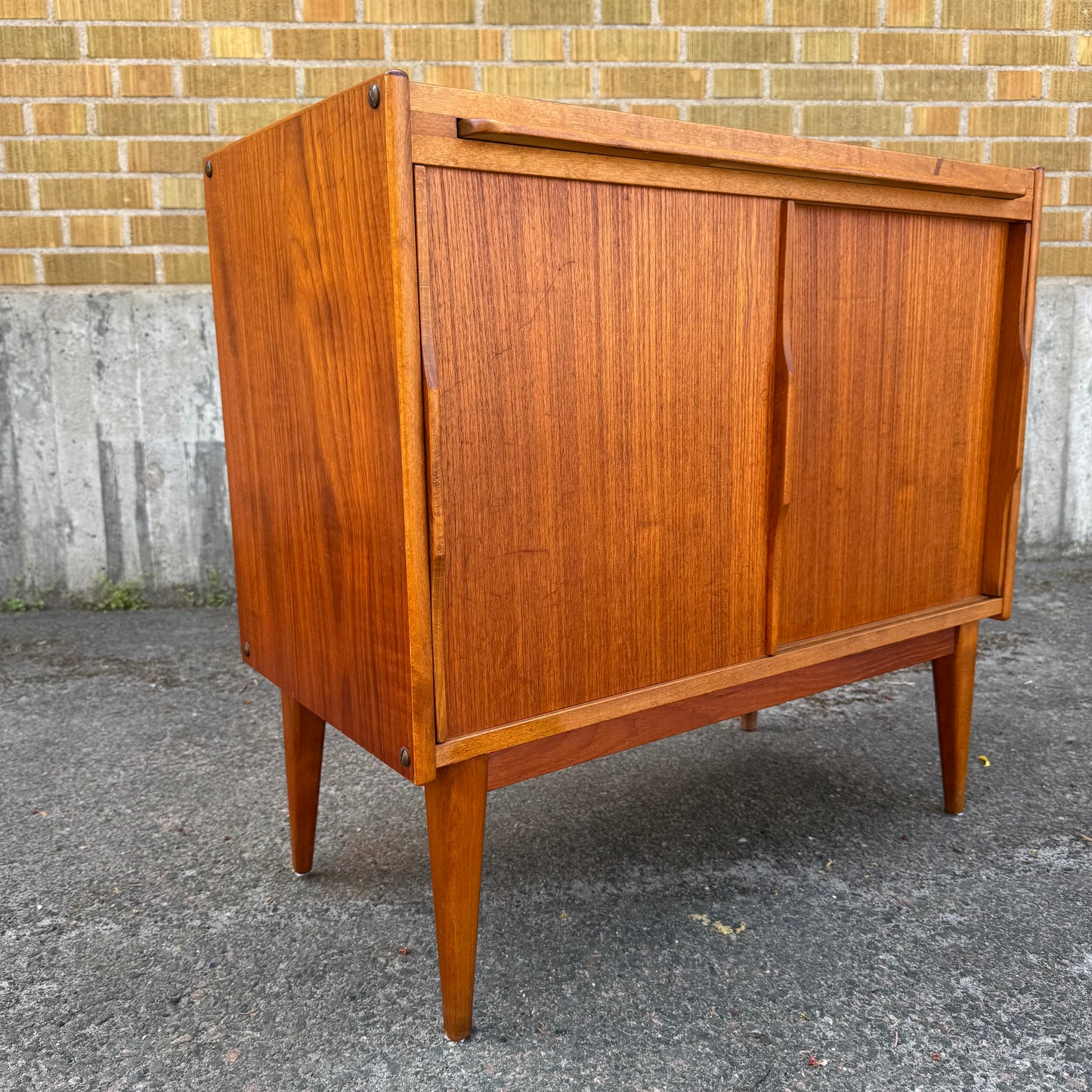 Nätt sideboard i valnöt