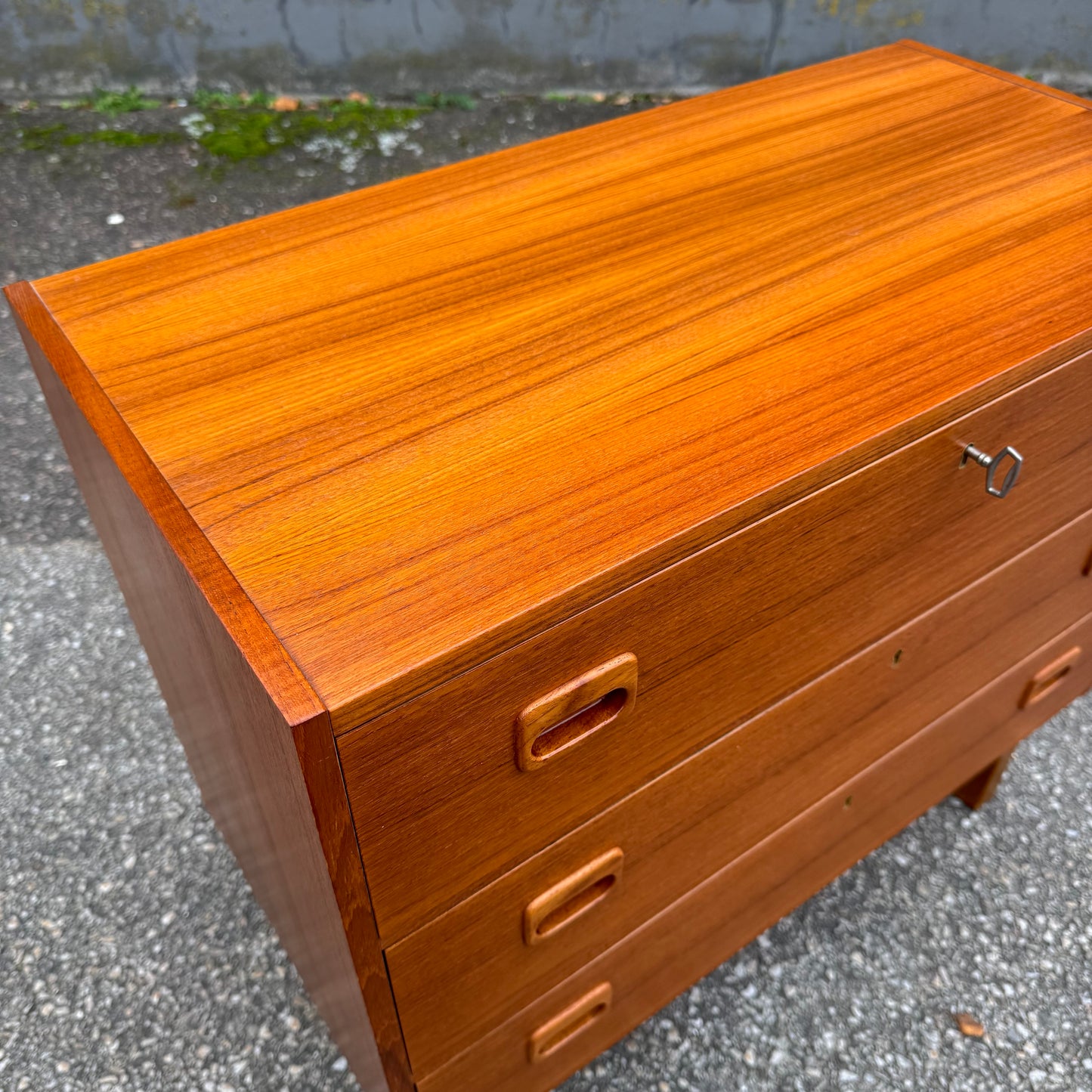 Teakbyrå med nyckel