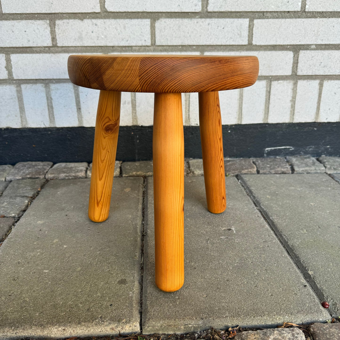 Stool in pine