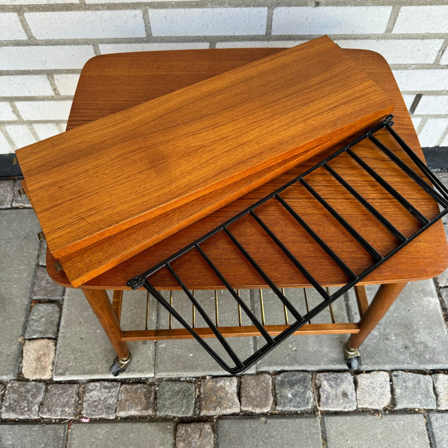 String shelf in teak