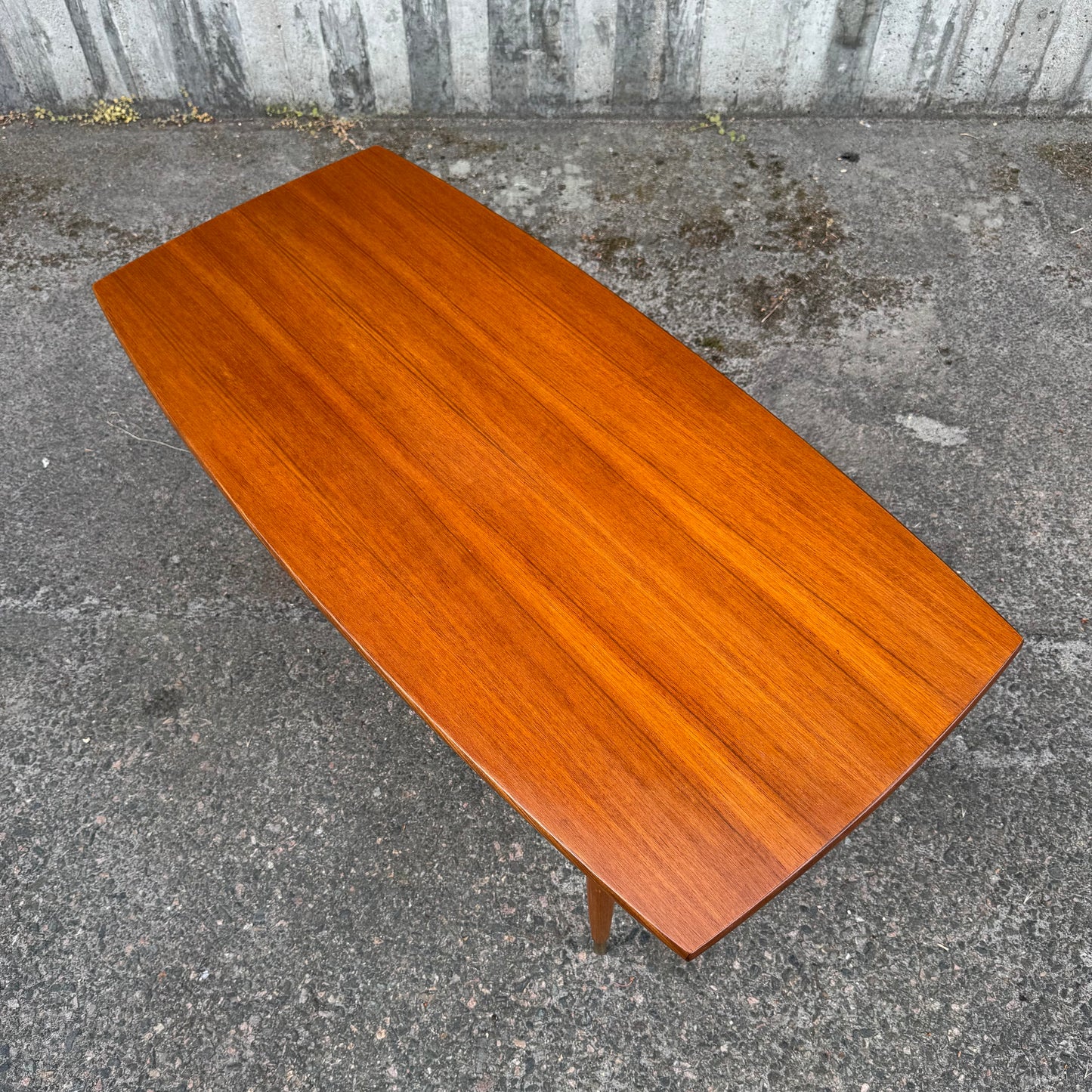 Nätt sidobord i teak