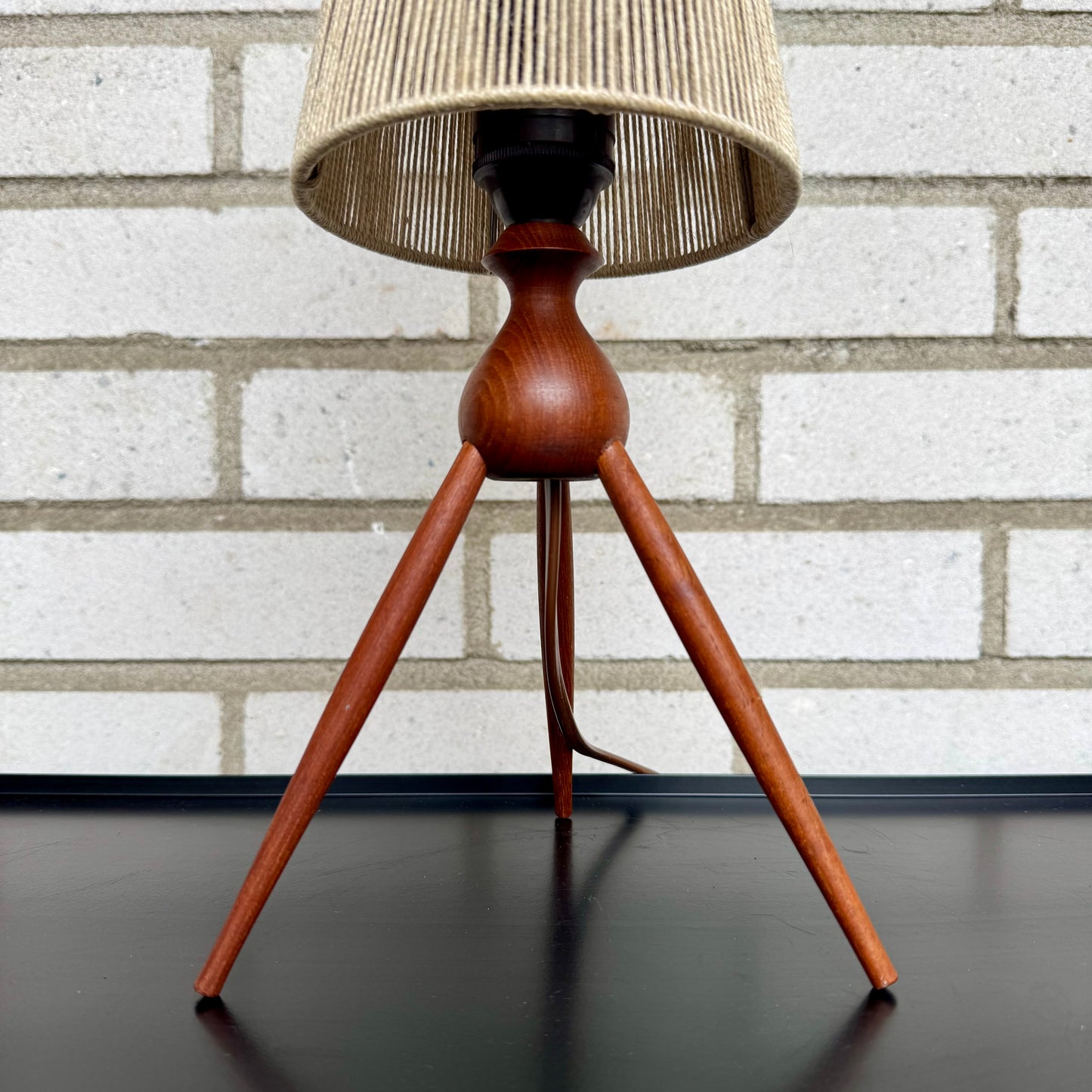 Nätt bordslampa i teak