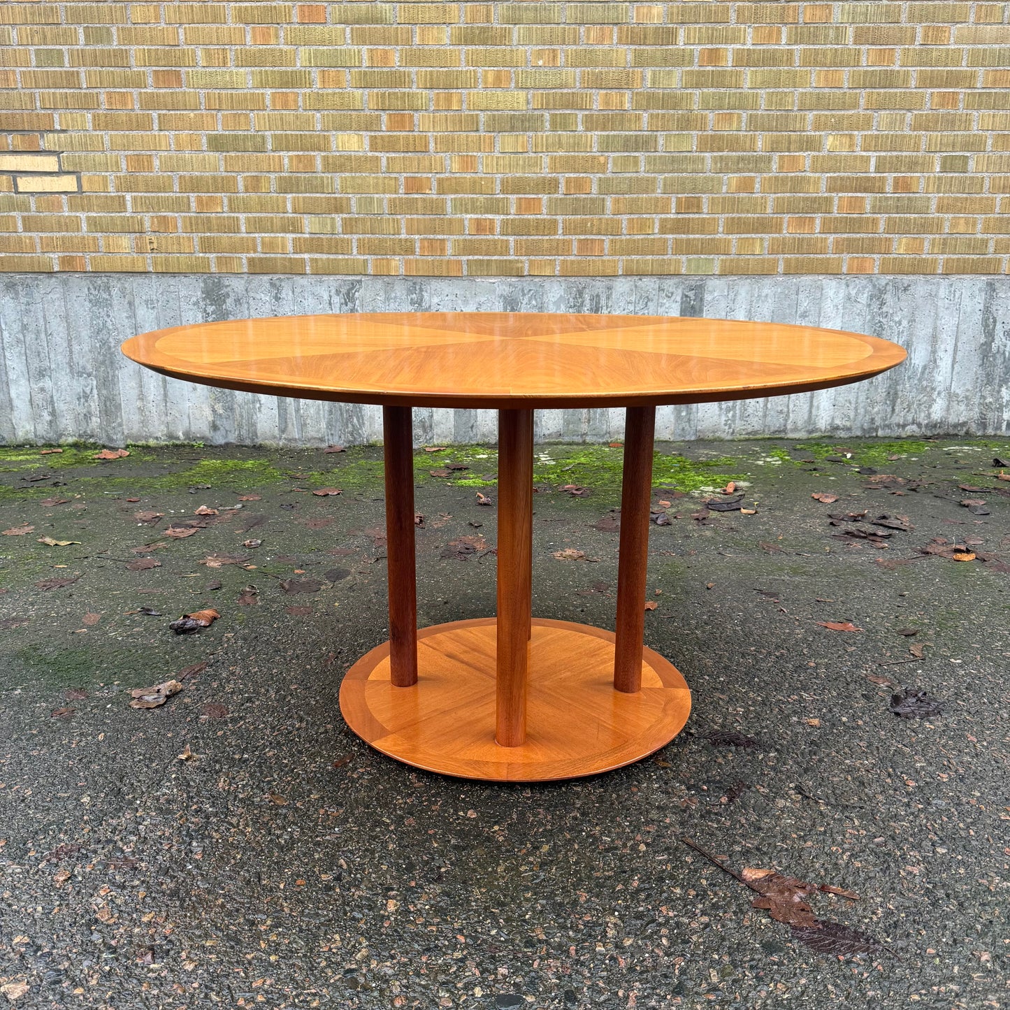 Runt matbord i valnöt