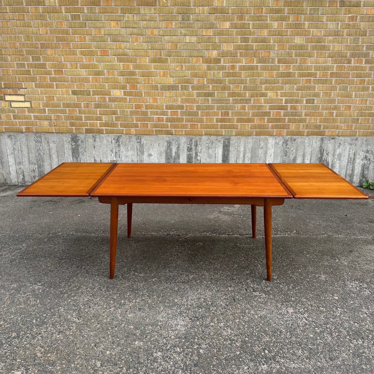 Modell AT-312 av Hans J. Wegner för Andreas Tuck
