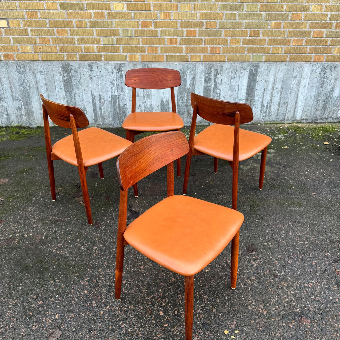 Set med fyra matstolar av Harry Østergaard