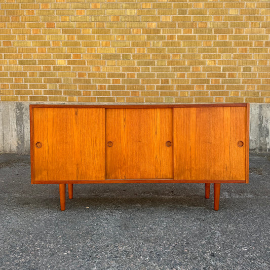 Sideboard med skjutdörrar